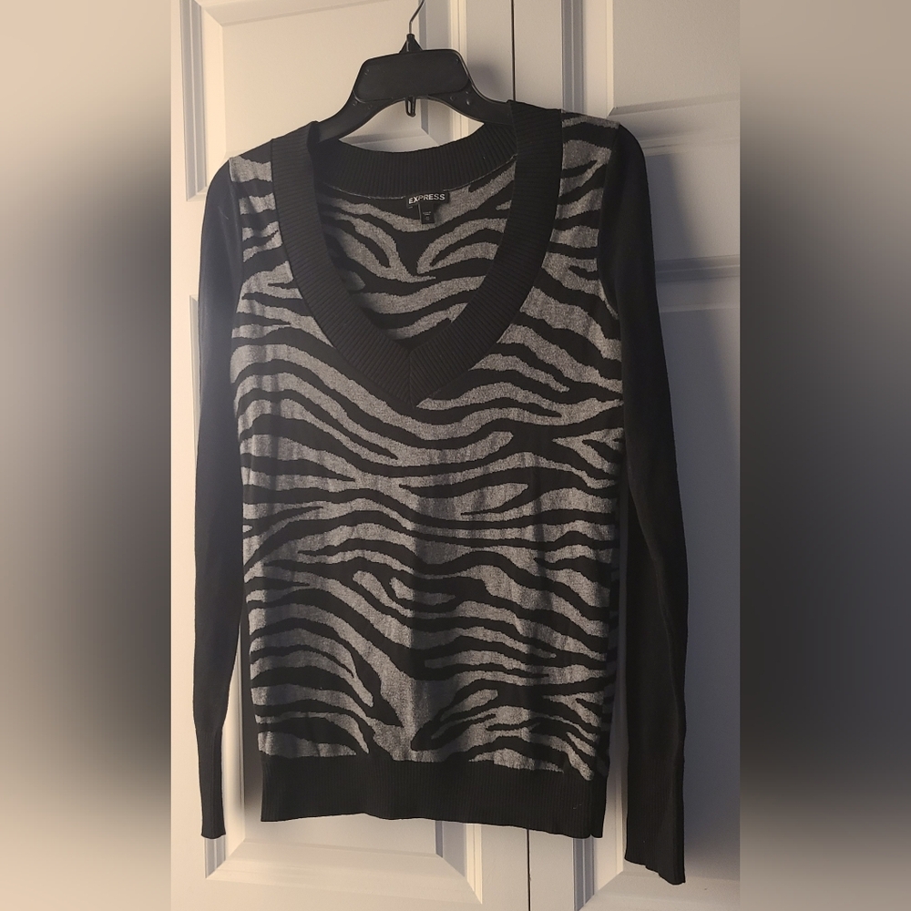 Express Black & Gray Zebra Animal Print V-Neck Sweater NWOT Size Medium -
